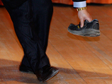 Неизвестный бросил ботинок в премьера Госсовета КНР Вэнь Цзябао во время его выступления в Кембриджском университете в понедельник