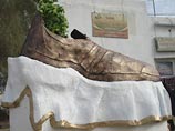 В иракском Тикрите убрали скандальный памятник-ботинок: рядом с приютом не место для политики