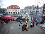 Латвийские крестьяне на тракторах прибыли к зданию Министерства земледелия и развели костры