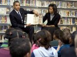Обама посетил в Вашингтоне школу, где почитал детям книгу про астронавта