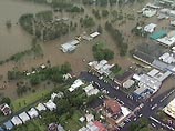 Наводнение вымывает на улицы городов Северной Австралии крокодилов