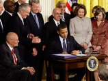 Президент Барак Обама подписал законопроект о медицинском страховании детей из семей с низким уровнем доходов, который дважды торпедировал его предшественник, Джордж Буш