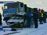 На Алтае столкнулись такси и "КамАЗ": пять погибших, один раненый На Алтае столкнулись такси и "КамАЗ": пять погибших, один раненый