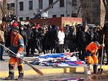 Единороссов обвиняют в надругательстве над флагом РФ: после митинга знамена побросали на землю
