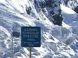 В Кемеровской области лавина снесла в реку железнодорожный состав В Кемеровской области лавина снесла в реку железнодорожный состав