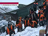 В настоящее время спасатели проводят расчистку снежного завала, высотой около 3-х метров