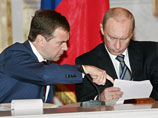 Хотя Путин и Медведев продолжают работать в тесной связке, соперничающие команды в их окружении поссорились по ряду вопросов, включая экономический курс