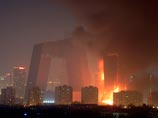 В Пекине горит недавно отстроенная гостиница, примыкающая к новому зданию центрального телевидения