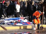 ЕР оправдывается за надругательство над российскими флагами: их свалили на "чистый тротуар"
