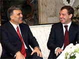В пятницу в Кремле проходят первые официальные переговоры президента России Дмитрия Медведева и президента Турции Абдуллы Гюля
