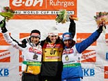 Россиянка Ольга Зайцева (справа)выиграла бронзовую медаль в спринтерской гонке на 7,5 километров