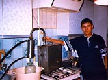 В России идет бум "художественного" самогоноварения. Журналы охотно печатают рецепты самогона от знаменитостей, а в супермаркетах можно найти "первый лицензированный", по уверениям производителей, самогон В России идет бум "художественного" самогоноварения. Журналы охотно печатают рецепты самогона от знаменитостей, а в супермаркетах можно найти "первый лицензированный", по уверениям производителей, самогон