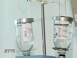 Женщина ввела урину шприцем в установленную пациентке капельницу Женщина ввела урину шприцем в установленную пациентке капельницу