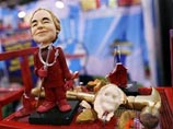 Кукла афериста Мэдоффа, которую можно сразу разбить, стала бестселлером на ярмарке игрушек в Нью-Йорке Кукла афериста Мэдоффа, которую можно сразу разбить, стала бестселлером на ярмарке игрушек в Нью-Йорке