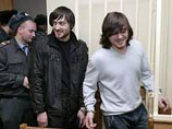 Присяжные оправдали всех обвиняемых по делу об убийстве Политковской. Они вышли на свободу Присяжные оправдали всех обвиняемых по делу об убийстве Политковской. Они вышли на свободу