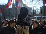 Пророссийская молодежь отметила годовщину передаче Крыма Украине:  портрет Хрущева закидали яйцами