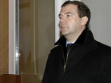 Президент РФ Дмитрий Медведев в пятницу дал туманный сигнал о том, что власти могут помочь обремененному миллиардными долгами Олегу Дерипаске