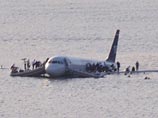Самолет Airbus A-320 авиакомпании US Airways, совершавший рейс 1549 из Нью-Йорка в город Шарлотт (штат Северная Каролина), совершил вынужденную посадку на воду на реке Гудзон в центральном районе Нью-Йорка