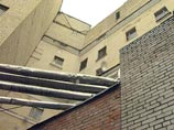 По данным газеты "Коммерсант", Ходорковского определили в спецблок, предназначенный для VIP-заключенных – по его словам, он сидит в четырехместной камере в компании экономистов примерно одного с ним возраста, поэтому ему "есть с кем поговорить" По данным газеты "Коммерсант", Ходорковского определили в спецблок, предназначенный для VIP-заключенных – по его словам, он сидит в четырехместной камере в компании экономистов примерно одного с ним возраста, поэтому ему "есть с кем поговорить"