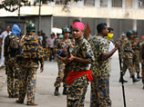 Участники мятежа, который вспыхнул накануне в штабе пограничных сил в столице Бангладеш, в четверг утром начали сдавать оружие, полагаясь на обещанную властями амнистию