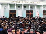 "Единороссы" чуть не наехали на коммуниста, охранявшего плакат о самом себе. Зюганов возмущен "Единороссы" чуть не наехали на коммуниста, охранявшего плакат о самом себе. Зюганов возмущен