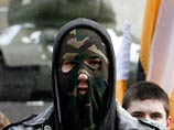 Митинг под названием "Марш памяти и скорби", посвященный роте погибших в Чечне псковских десантников, прошел на площади Суворова
