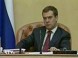 Но через год картина выглядит не столь уж радостной. Как президент Медведев смотрится слабее своих предшественников