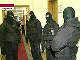 Неизвестные в масках и камуфляже проникли в здание Национальной акционерной компании "Нафтогаз Украины"