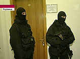 Сотрудники службы безопасности Украины в масках и камуфляже проникли в здание "Нафтогаза"