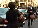 Британского министра бизнеса облили зеленой слизью в знак протеста против расширения Heathrow 