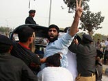 Толпа участников движется на столицу страны из городов Карачи и Кветта, несмотря на попытки властей сорвать его проведение. В Карачи полицейские пытаются задержать демонстрантов