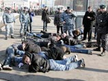 Сотрудники милиции задержали ряд молодых людей, пытавшихся помешать проведению в субботу в Москве акции протеста оппозиционных организаций левого толка под названием "День народного гнева"