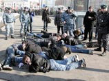 Сотрудники милиции задержали ряд молодых людей, пытавшихся помешать проведению в субботу в Москве акции протеста оппозиционных организаций левого толка под названием "День народного гнева" Сотрудники милиции задержали ряд молодых людей, пытавшихся помешать проведению в субботу в Москве акции протеста оппозиционных организаций левого толка под названием "День народного гнева"