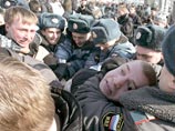 Через некоторое время после начала акции несколько десятков молодых людей стали разбрасывать листовки и скандировать: "Левый фронт, закрой свой рот!" Через некоторое время после начала акции несколько десятков молодых людей стали разбрасывать листовки и скандировать: "Левый фронт, закрой свой рот!"