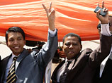 "Предлагаю президенту покорно оставить власть в течение следующих четырех часов", - заявил Раджоелина (на фото слева)