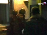 13 марта около 19 часов вечера мужчина в маске ворвался в отделение "Урса банка" в Ленинске-Кузнецком и, угрожая оружием, захватил пятерых сотрудников в заложники (трех женщин и двух мужчин)