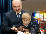 Лукашенко привез на переговоры в Армению своего пятилетнего внебрачного "наследника" Лукашенко привез на переговоры в Армению своего пятилетнего внебрачного "наследника"