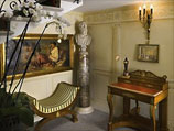 В среду на лондонском аукционе Sotheby's с молотка уйдут предметы искусства из коллекции знаменитого итальянского кутюрье Джанни Версаче, убитого в 1997 году