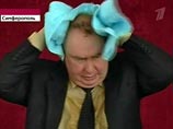 Депутат горсовета Симферополя на заседании разбила 4 куриных яйца об голову мэра города (ФОТО) Депутат горсовета Симферополя на заседании разбила 4 куриных яйца об голову мэра города (ФОТО)