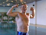 Ранее он отстаивал свое доброе имя, представ перед телекамерами в одних плавках Ранее он отстаивал свое доброе имя, представ перед телекамерами в одних плавках