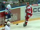 Еще в стартовом отрезке "Локомотив" мог снять все вопросы, однако при счете 2:0 (после бросков Семина и Конькова) "Магнитка" забила на последней минуте после спорного удаления, опираясь на мастерство Варламова. Еще в стартовом отрезке "Локомотив" мог снять все вопросы, однако при счете 2:0 (после бросков Семина и Конькова) "Магнитка" забила на последней минуте после спорного удаления, опираясь на мастерство Варламова.