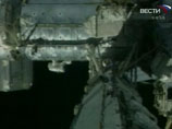 Два астронавта пристыкованного к МКС шаттла Discovery - Стивен Свонсон и Джозеф Акаба - благополучно завершили второй из трех намеченных выходов в открытый космос и вернулись на борт шаттла Discovery