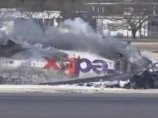 Самолет почтовой службы FedEx загорелся при посадке в токийском аэропорту Нарита: пилоты не выжили