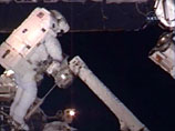 Центр управления полетом в Хьюстоне (штат Техас) отдал распоряжение астронавтам Discovery прекратить попытки привести в штатное положение кронштейн, предназначенный для крепления негерметичной платформы на внешней стороне Международной космической станции