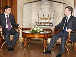 В Москву прилетел президент Туркмении. Медведев обещает ему много документов для подписания В Москву прилетел президент Туркмении. Медведев обещает ему много документов для подписания