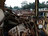 На месте прорыва плотины в Индонезии найдены тела более девяноста человек