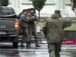 "Тяжело были ранены пять полицейских, один из которых, Бадри Джиошвили, скончался уже в больнице", - говорится в распространенном МВД Грузии сообщении "Тяжело были ранены пять полицейских, один из которых, Бадри Джиошвили, скончался уже в больнице", - говорится в распространенном МВД Грузии сообщении