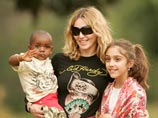 В 2006 году Мадонна усыновила 13-месячного малавийца Дэйвида Банду, однако это обернулось скандалом. Он был вовсе не сиротой - его мать скончалась сразу после рождения мальчика, но он жил с отцом