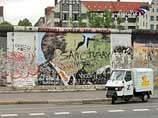 На Берлинской стене снова нарисуют поцелуй Брежнева с Хонеккером - прежний пришлось стереть