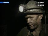 Перед спуском в забой шахтеры беседовали с руководством шахты, пытаясь выяснить, когда будет выплачена трехмесячная задолженность по зарплате в сумме 16 млн рублей для всего коллектива шахты